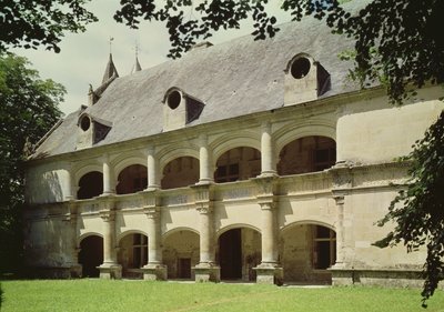 Ansicht der Fassade des Schlosses mit zwei übereinander liegenden Galerien von French School